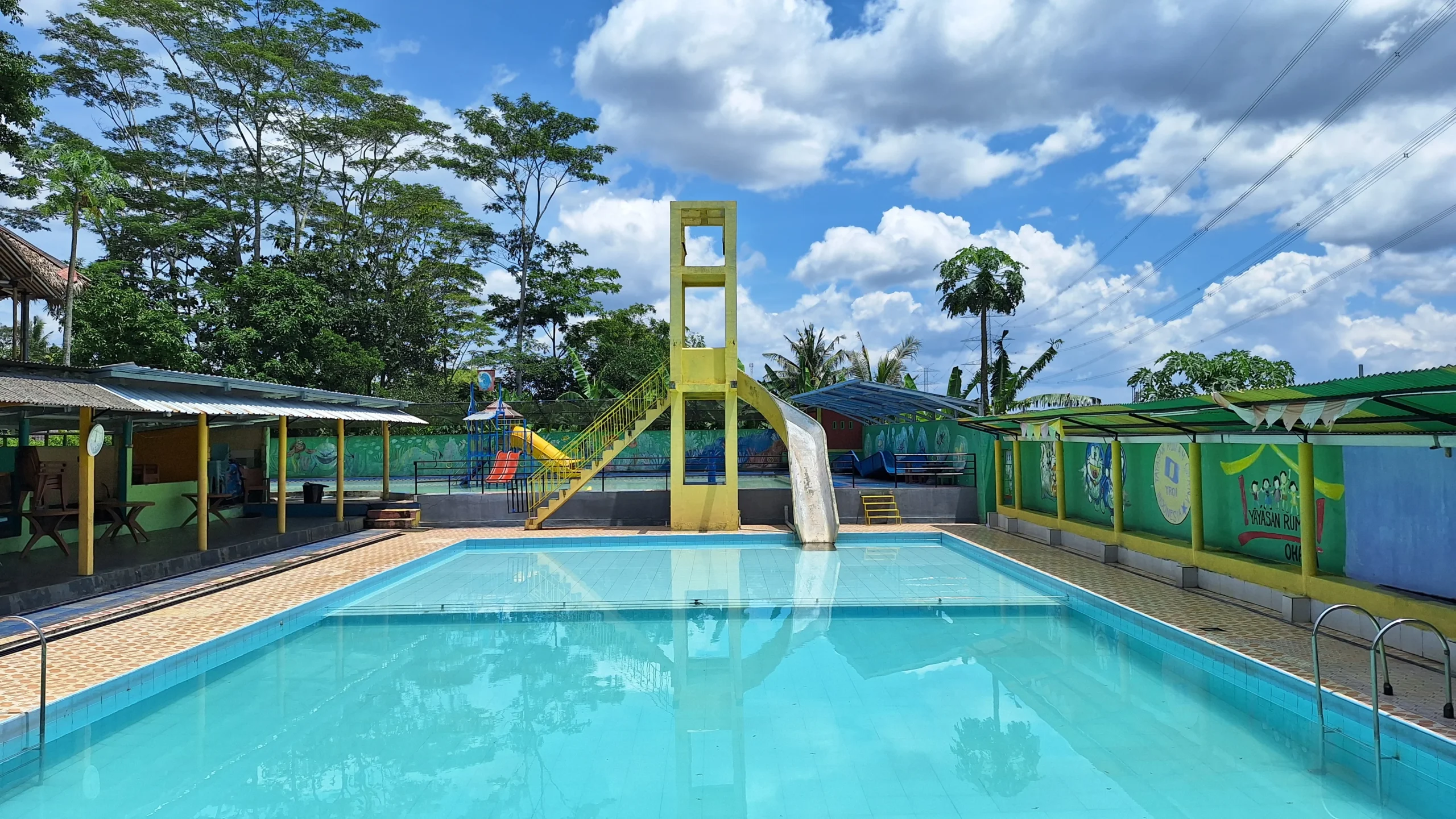 Medium Pool (Kolam Renang Ukuran Sedang)