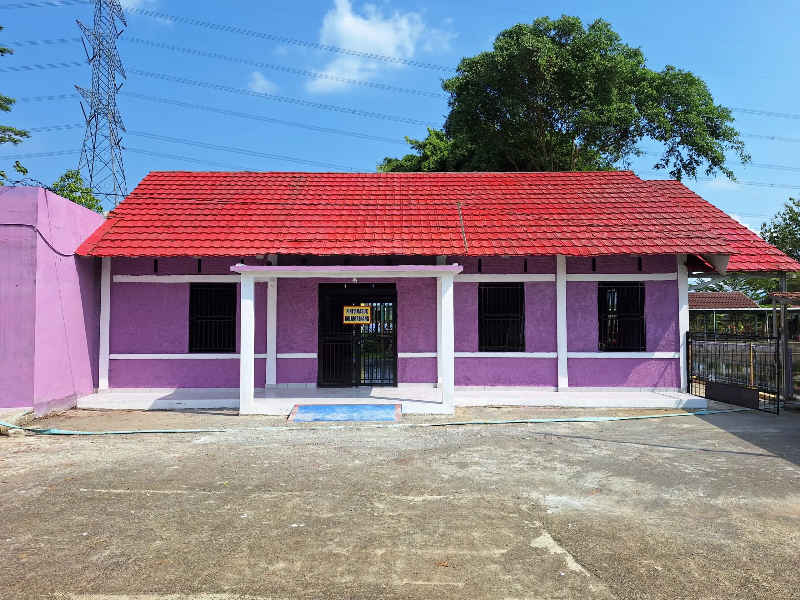 Pool Entrance (Pintu Masuk Kolam Renang)